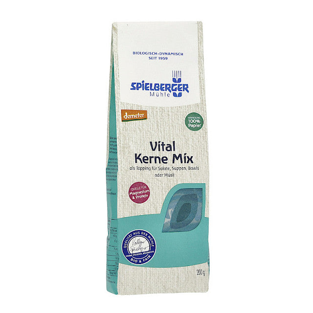 Vital Kerne Mix 200g - Spielberger
Der Vital Kerne Mix ist die ideale Wahl für alle, die ihre Ernährung mit einem Extra an Geschmack und wertvollen Nährstoffen bereichern möchten. Diese knusprige und aromatische Mischung vereint sorgfältig ausgewählte Zutaten wie gerösteten Buchweizen, Kürbiskerne und Sesam sowie Hanfsaat, Sonnenblumenkerne und Leinsaat.