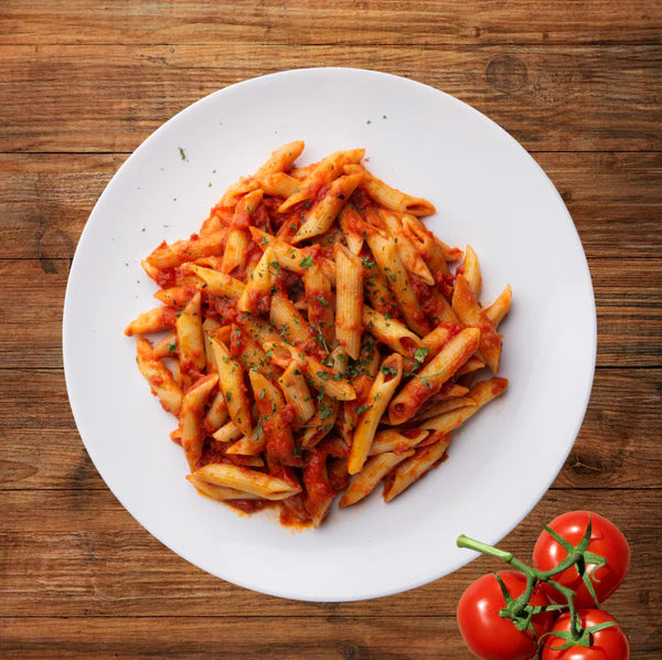 Glutenfreie Penne All Arrabbiata 430g - Alla Mamma

Unsere glutenfreien Penne all’Arrabbiata vereinen goldgelbe Mais- und Reis-Penne mit einer würzigen Tomatensauce, verfeinert mit einer feinen Chili-Note