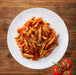 Glutenfreie Penne All Arrabbiata 430g - Alla Mamma

Unsere glutenfreien Penne all’Arrabbiata vereinen goldgelbe Mais- und Reis-Penne mit einer würzigen Tomatensauce, verfeinert mit einer feinen Chili-Note