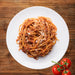Glutenfreie Spaghetti Bolognese 434g - Alla Mamma

Unsere glutenfreie Spaghetti Bolognese vereint zarte Mais- und Reisnudeln mit einer kräftigen Bolognese aus Rinderhack, Tomaten und klassischem Soffritto – nach original italienischer Rezeptur, ohne künstliche Zusätze und ohne Tiefkühlung