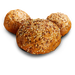 Körnerbrötchen glutenfrei 4x75g - Poensgen

Goldbraun, kernig und aromatisch – diese Brötchen verbinden das Aroma feiner Saaten mit verträglicher Rezeptur. Gebacken im Natursauerteigverfahren aus handverlesenen Zutaten, überzeugen sie mit Geschmack und Qualität – ganz ohne Gluten, Laktose, Ei, Sesam oder Schalenfrüchte.